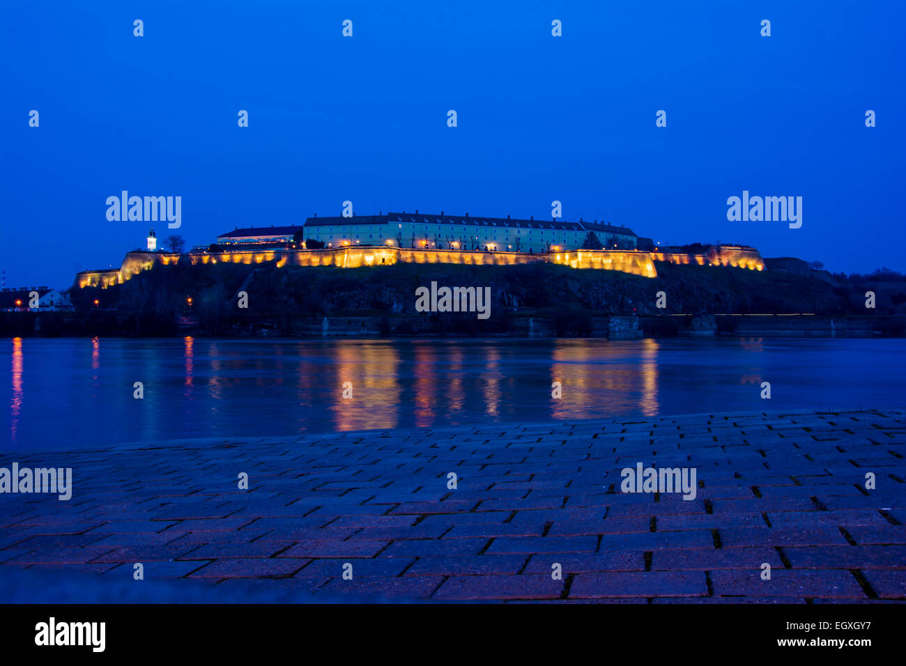 Petrovaradin Festung, die der Zustand der Exit-Festival zu platzieren, in der Nacht mit langer Belichtungszeit Stockfoto