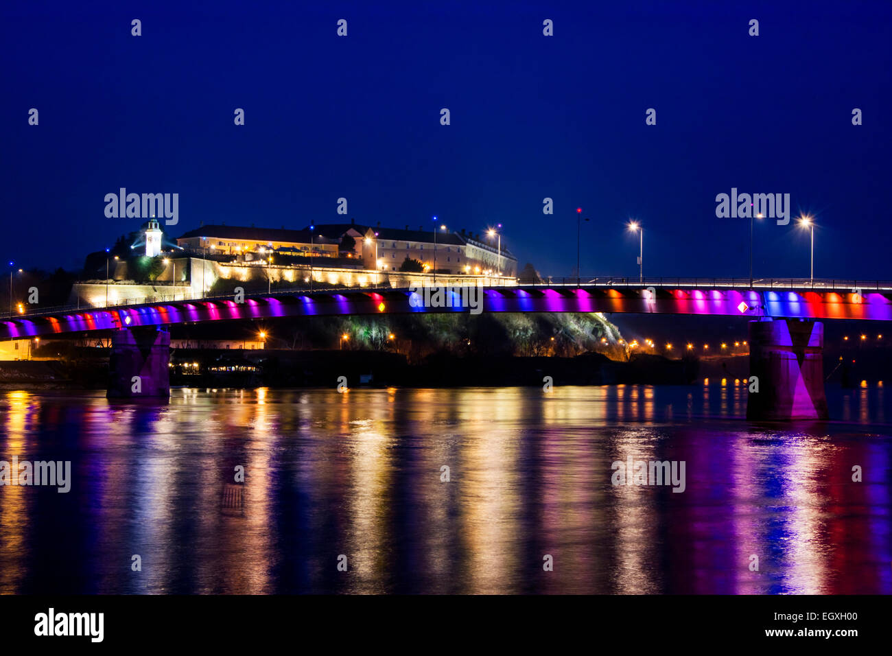 Den Zustand der Exit Festival Festung Petrovaradin zu platzieren, in der Nacht mit dem Regenbogen vor Stockfoto