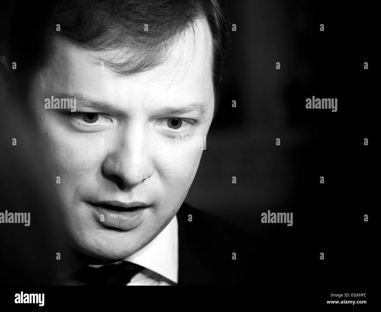 Führer der radikalen Partei Oleg Lyashko--In der Halle des Verkhovna Rada nach die Pause einen neuen Kampf zwischen der Führer der Partei radikale Partei Oleg Lyashko und ein ehemaliges Mitglied, eine ehemalige Bataillonskommandeur "Aydar begann" Sergei Melnychuk, der heute ein Stellvertretergruppe wurde "des Volkes wird." Lautsprecher Volodymyr Groisman beschlossen, weiterhin die Sitzung in einer solchen Situation unangemessen und gab den Abschluss der Arbeit, aber, die nicht den Kampf zu stoppen. "Radikale" Andrew Lozovoi während einer Schlägerei brach seinen Kopf Blutungen. Stockfoto