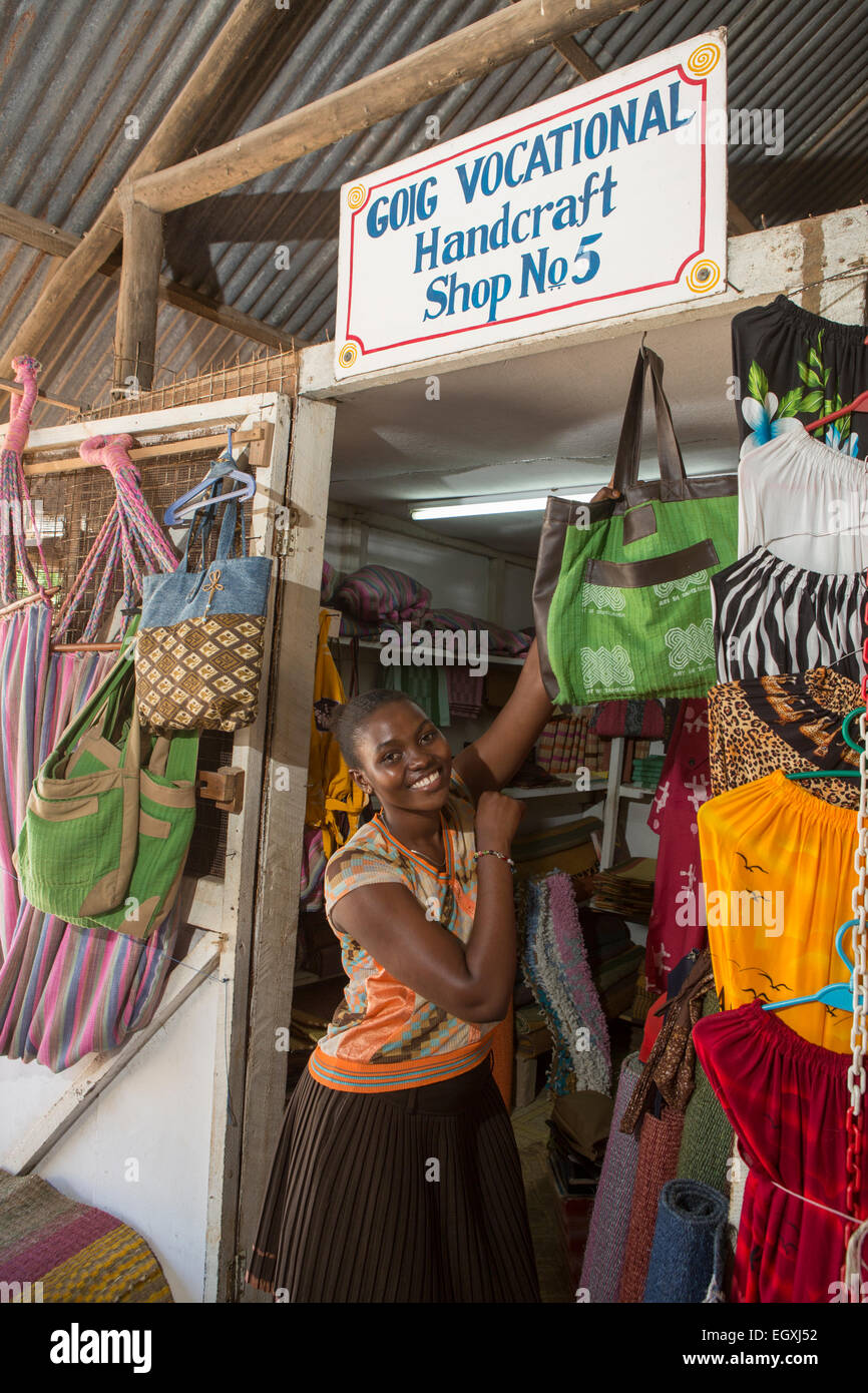 Handgefertigte Taschen auf dem Display in einem Handwerk Workshop und Retail Store in Daressalam, Tanazania, Ost-Afrika. Stockfoto