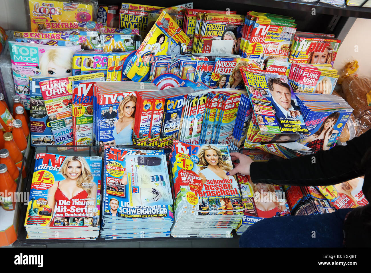 Deutschland - Februar 2015: Klatschmagazinen in Aldi supermark Stockfoto