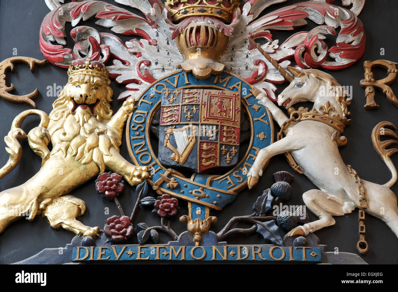 Britische Monarchie. Das königliche Wappen des Monarchen des Vereinigten Königreichs. Die Initialen C R für König Charles II. Str. Peters Kirche, Dorchester. VEREINIGTES KÖNIGREICH. Stockfoto