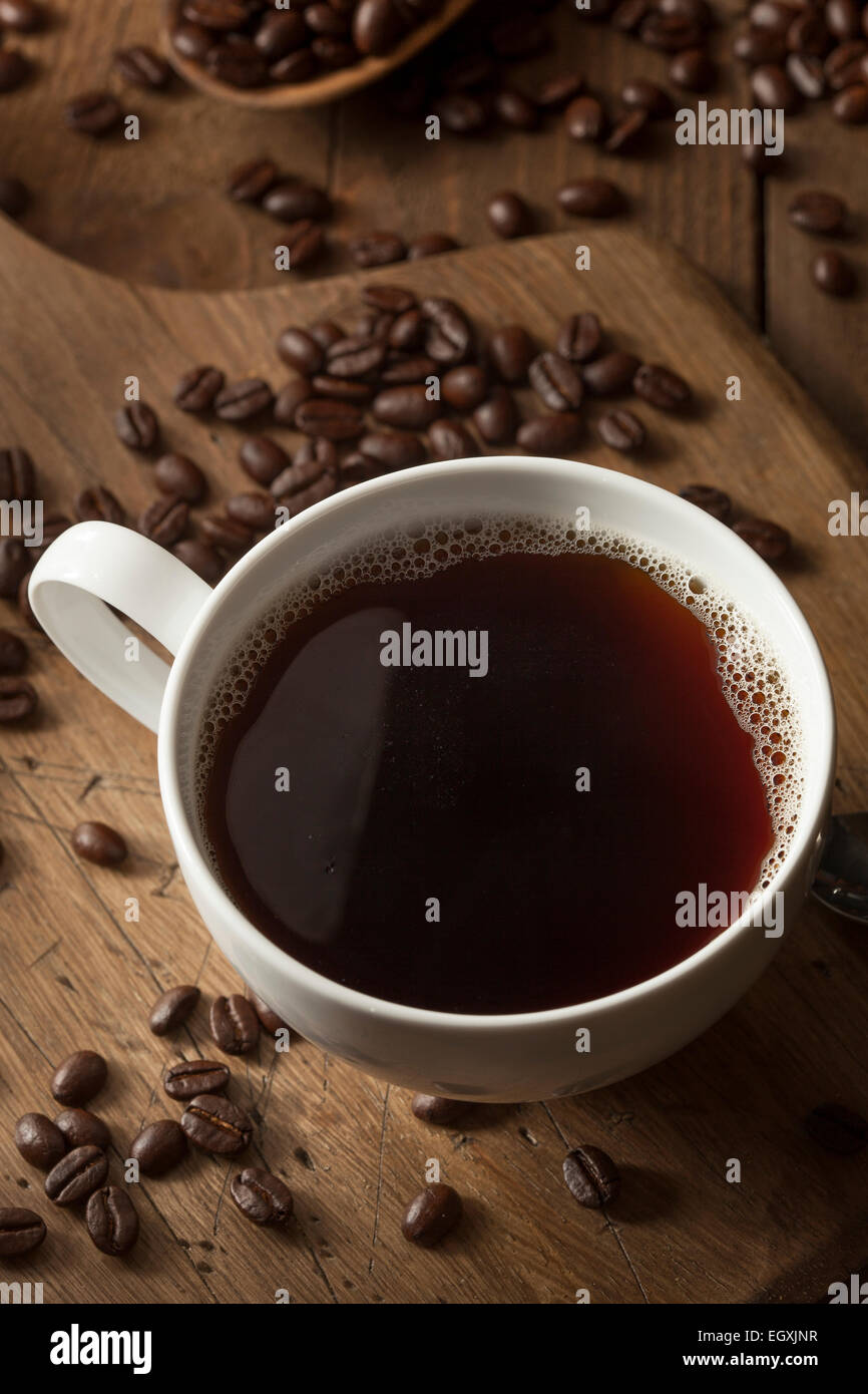 Dunkle Bio schwarzer Kaffee in einer Tasse Stockfoto