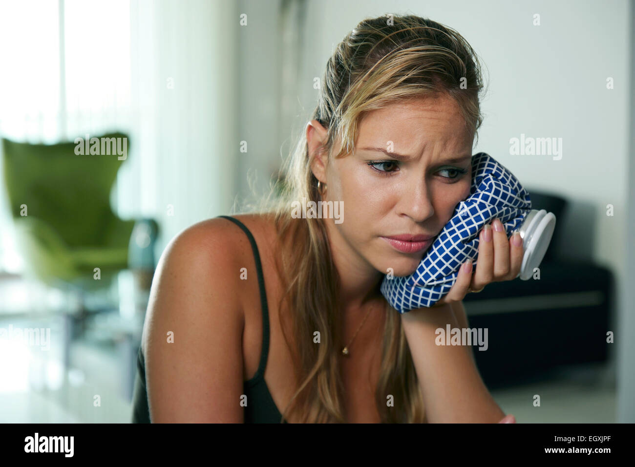 Hispanischen Mädchen mit Tootache und Zahnprobleme, Schmerz zu fühlen und Eisbeutel auf Mund Stockfoto