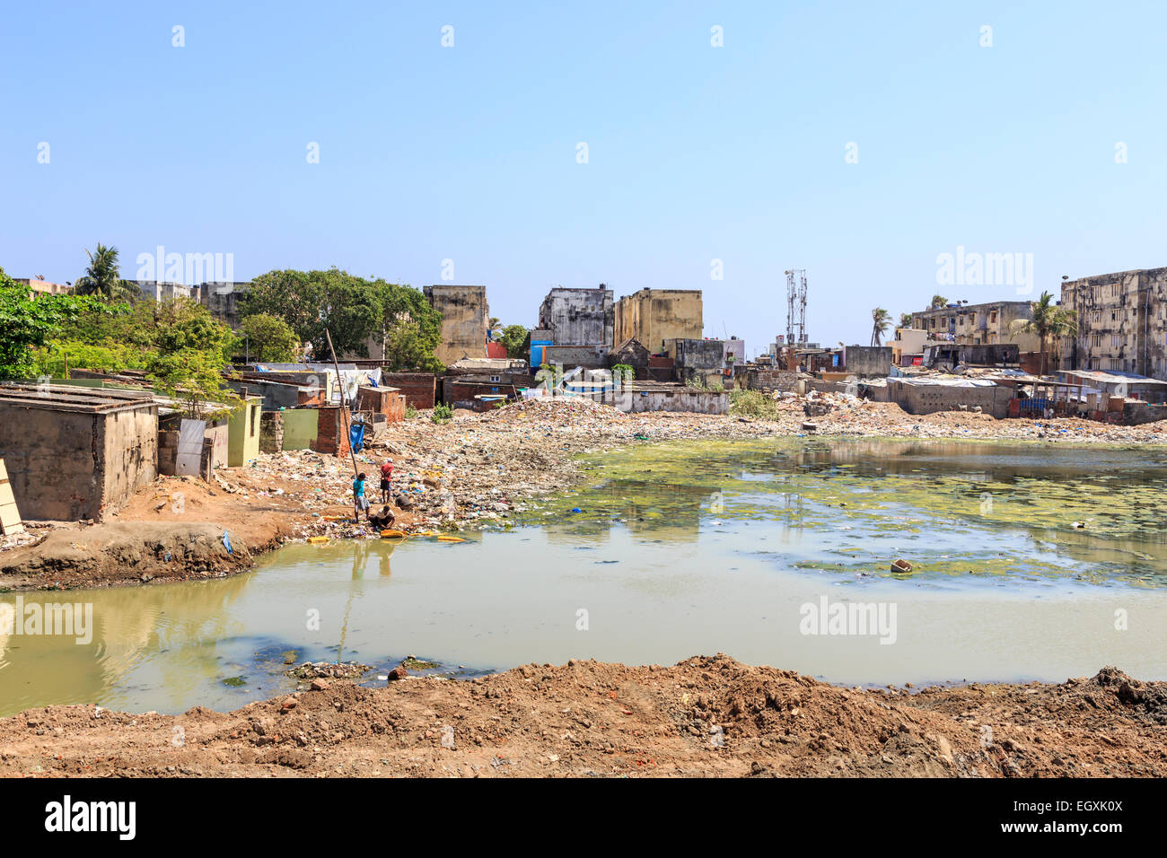 Armut in der Dritten Welt Lifestyle: die lokale Bevölkerung in Slums sichten Müll an den Ufern des verschmutzten Adyar Flussmündung in Chennai, Tamil Nadu, Indien Stockfoto