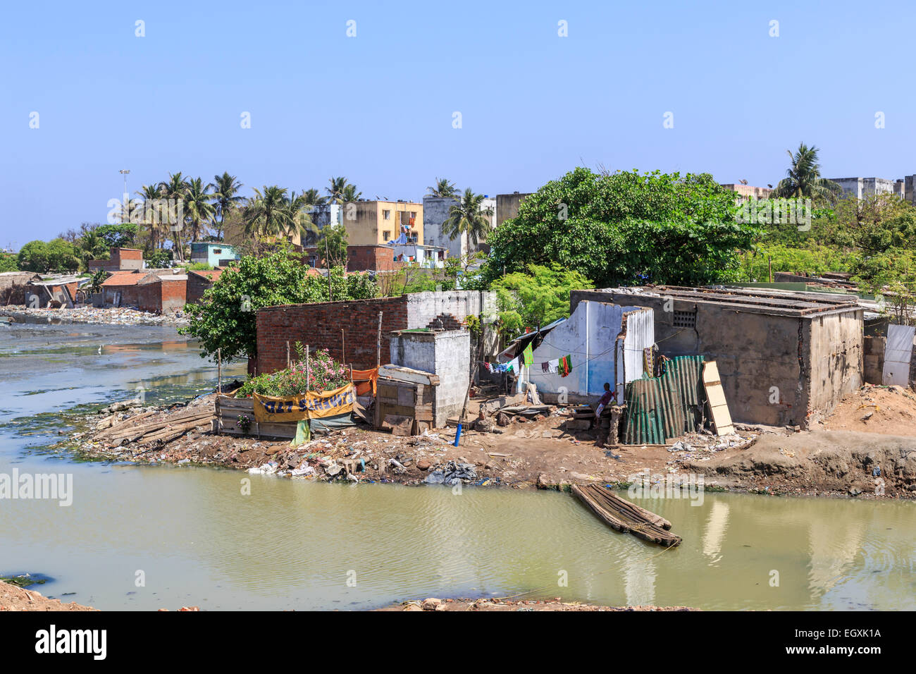 Armut in der Dritten Welt Lifestyle: Schlechte Slums an den Ufern des verschmutzten Adyar Flussmündung mit schmutzigen Wasser, in Chennai, Tamil Nadu, Südindien Stockfoto
