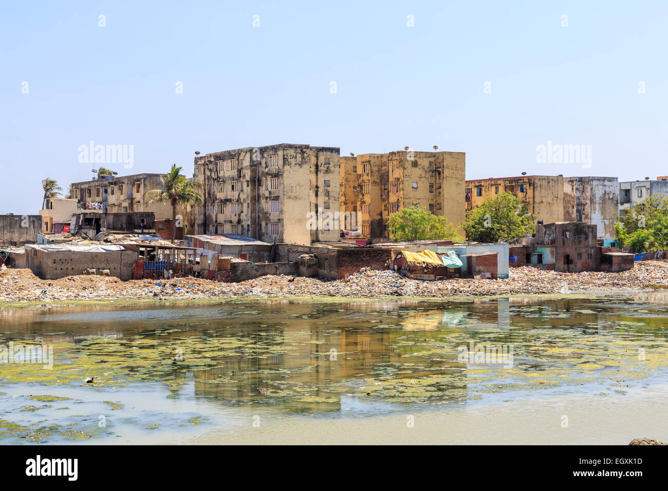 Armut in der Dritten Welt Lifestyle: schlechte Slums an den Ufern des verschmutzten Adyar Flussmündung mit schmutzigen Wasser, in Chennai, Tamil Nadu, Südindien Stockfoto