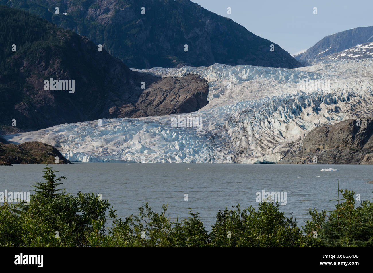 Mendenhall Gletscher ist ein kalbende Gletscher endet in Mendenhall Lake etwa 16 Meilen von der Innenstadt von Juneau, Alaska Hauptstadt. S Stockfoto