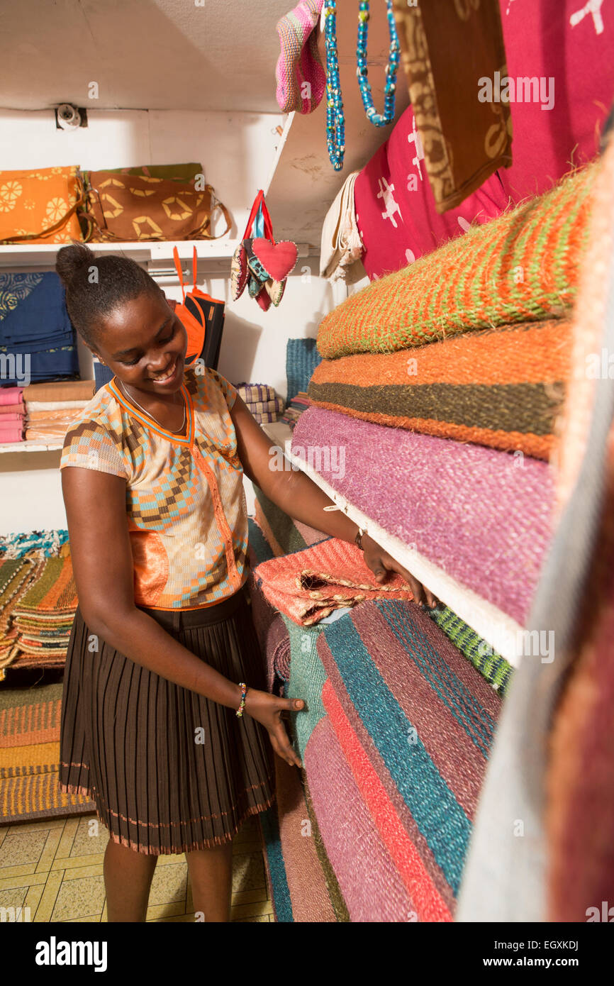 Sisal Teppiche und Kunsthandwerk auf dem Display in einem Handwerk Workshop und Retail Store in Daressalam, Tanazania, Ost-Afrika. Stockfoto