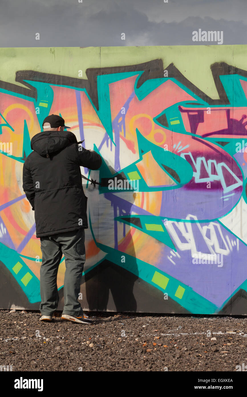 Mann ausgeführten Graffiti-Kunstwerk in Digbeth, Birmingham, UK Stockfoto