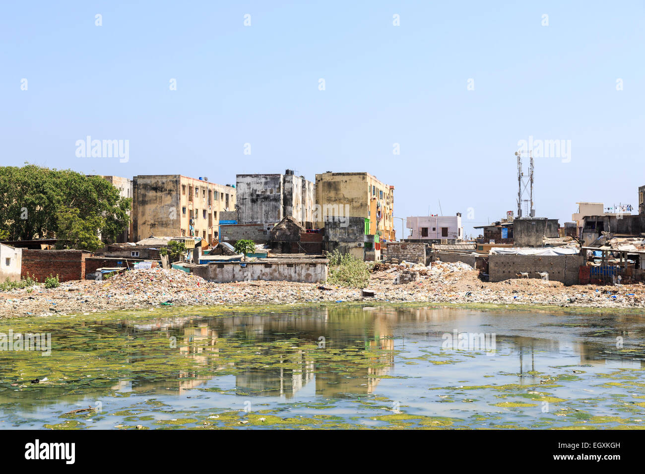Armut in der Dritten Welt Lifestyle: Schlechte Riverside Slum mietskasernen am Ufer des verschmutzten Adyar Flussmündung in Chennai, Tamil Nadu, Südindien Stockfoto