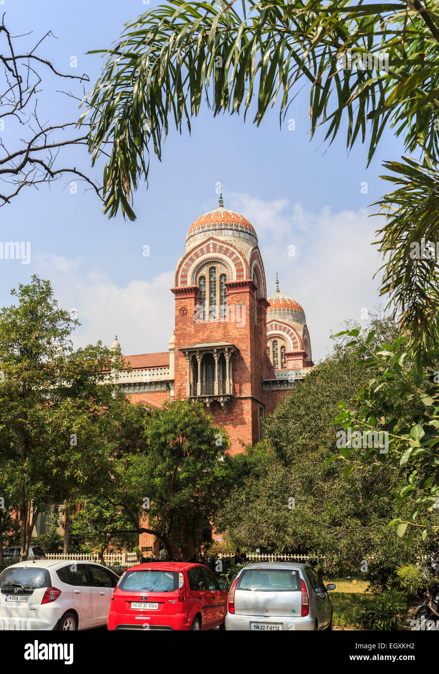 Red Brick indo-sarazenischen Stil Senat House, Hauptgebäude der Universität von Madras, Chepauk Campus, Chennai, Tamil Nadu, Südindien Stockfoto