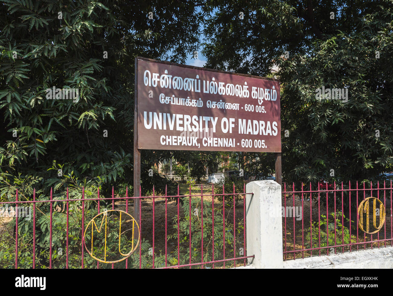 Indische graduate Level Hochschulbildung: Schild an der Universität von Madras, Chennai, Tamil Nadu, Südindien zu nennen Stockfoto