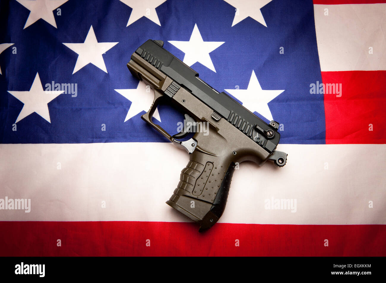 Konzept der Pistole auf die Flagge. Stockfoto