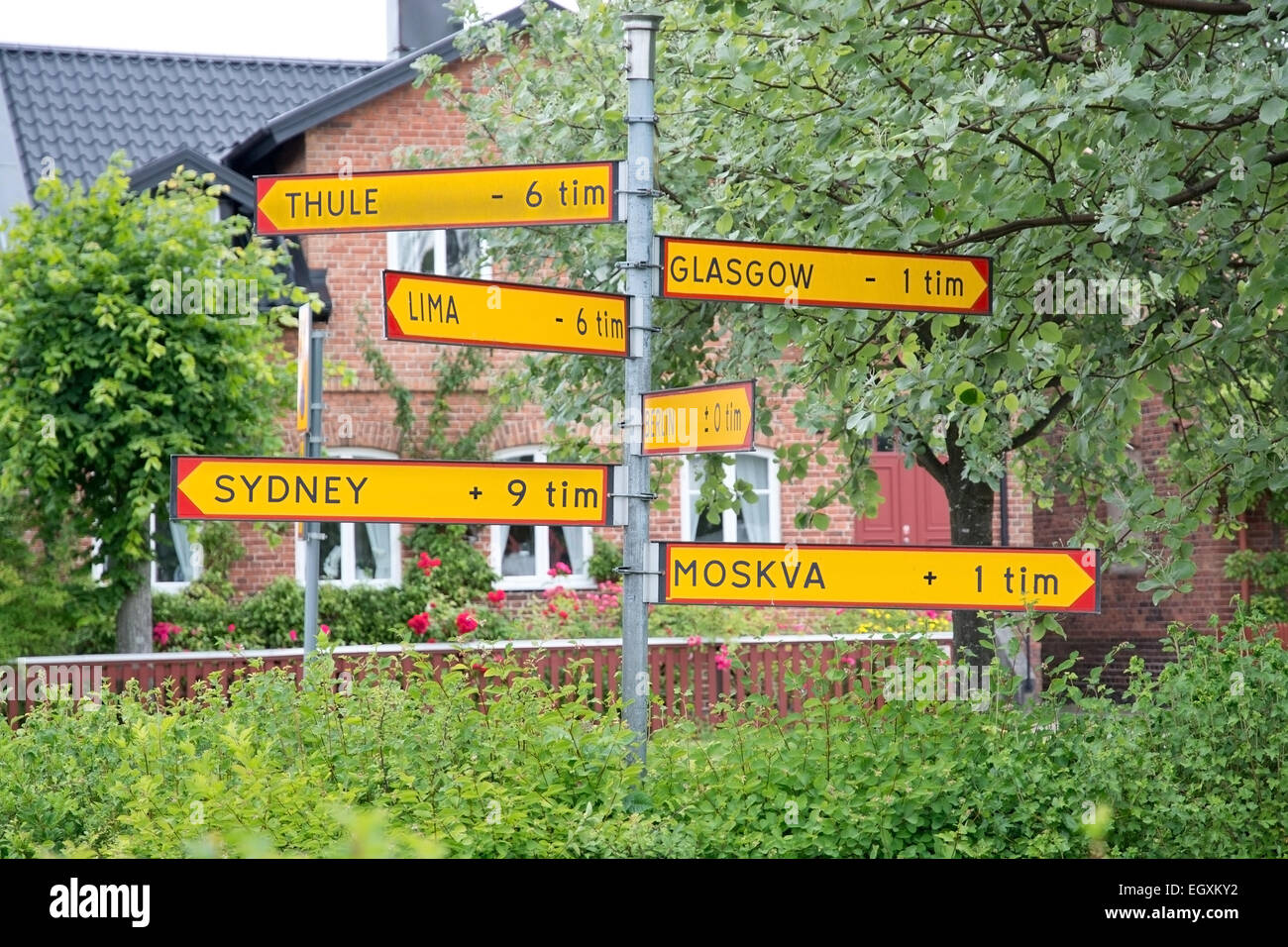 AHUS, Schweden - 3. Juli 2014: Humorvolle Zeichen Sie Zeitverschiebung nach Thule, Glasgow, Bern, Moskau und Sydney am 3. Juli, Stockfoto