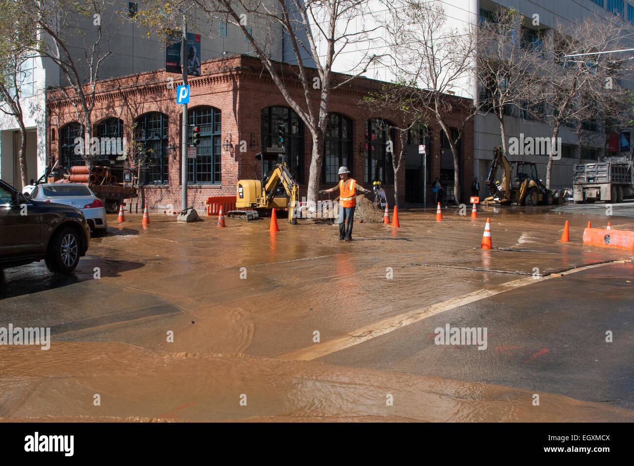 Überflutete Straße in San Francisco, Kalifornien, hinter dem Opernhaus. Stockfoto
