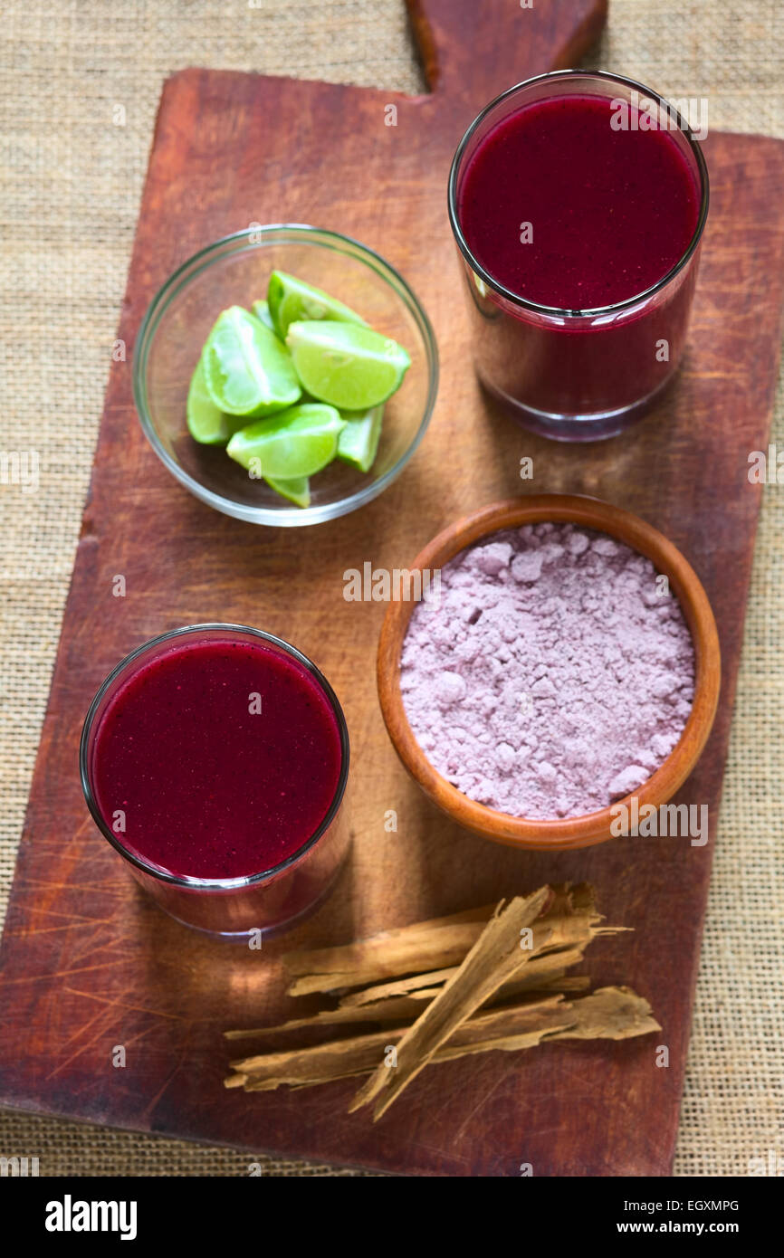 Bolivianische purpurroten Mais Getränk namens Api gemacht Boden purpurroten Mais mit Wasser, Zimt, Zucker und Zitrone gekocht Stockfoto