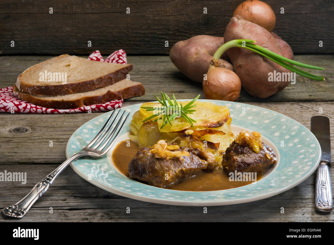 Walisische Essen - geschmortes Schweinefleisch Wangen in Sauce mit karamellisierten Lauch-Zwiebel-Kuchen Stockfoto