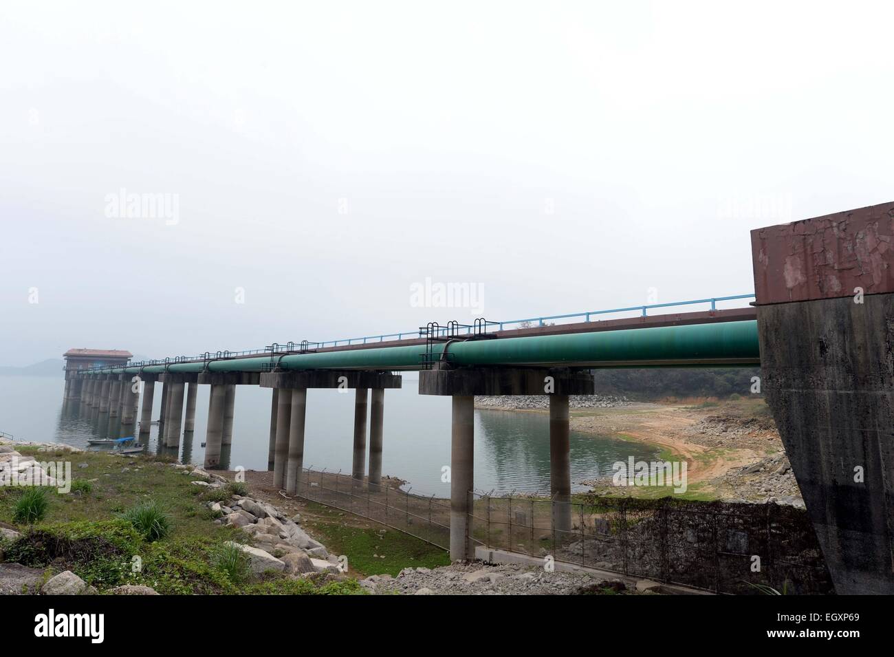 Hong Kong. 3. März 2015. Foto aufgenommen am 3. März 2015 zeigt das Plover Cove Reservoir in Hongkong, Südchina. Plover Cove Reservoir, befindet sich innerhalb der Plover Cove Country Park ist der größte Stausee in Hongkong in Bezug auf Fläche und die zweitgrößte in Bezug auf Volumen. Es war das erste in der Welt, einen See aus einem Arm des Ozeans zu konstruieren. © Qin Qing/Xinhua/Alamy Live-Nachrichten Stockfoto