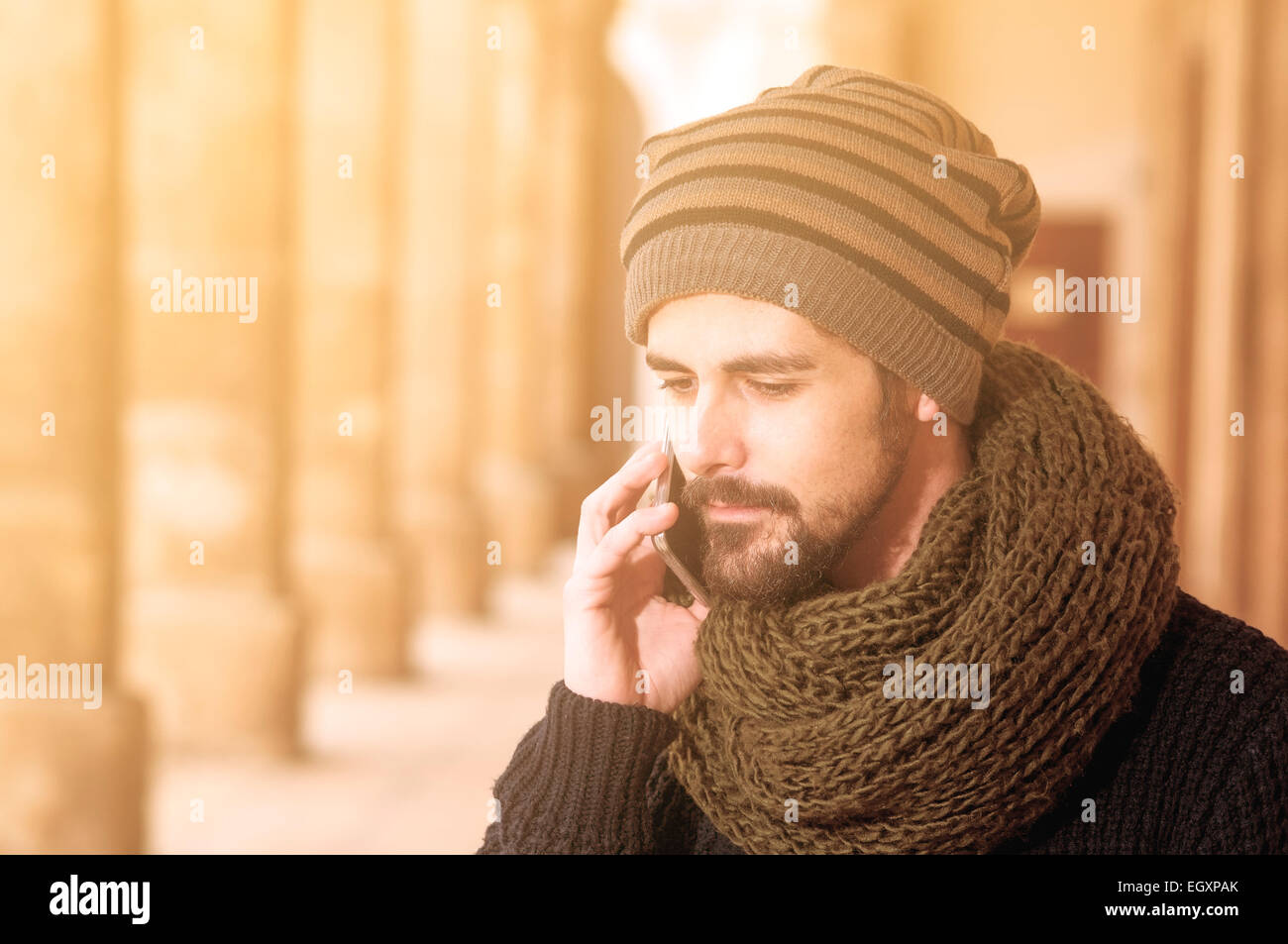 Lifestyle-Porträt eines jungen Mannes mit einem Smartphone im freien Instagram Töne angewendet Stockfoto