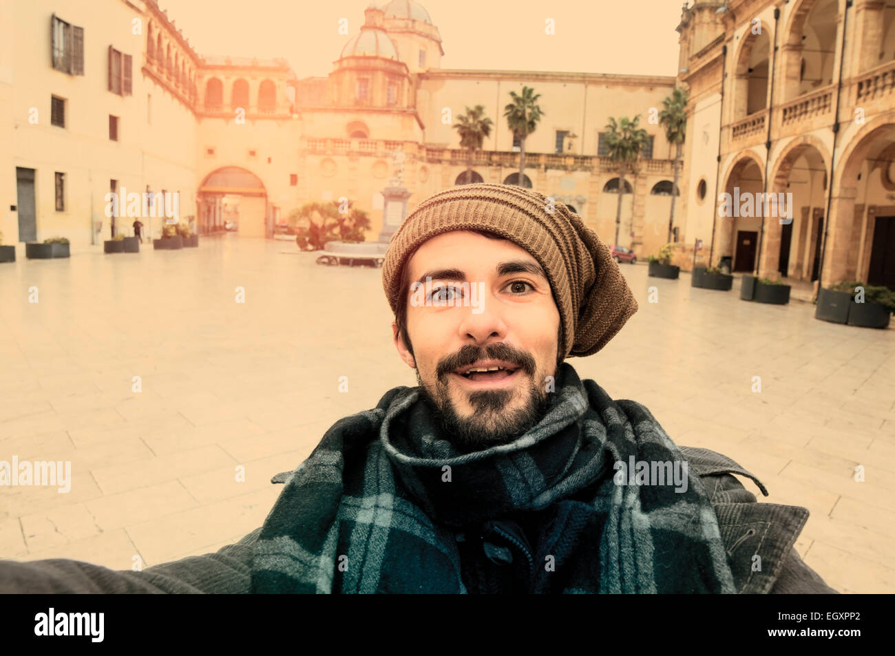 Junge Menschen nehmen Selfie in einer unprätentiösen Platz mit einer Kirche auf dem Hintergrund in Instagram getönten Stil Stockfoto