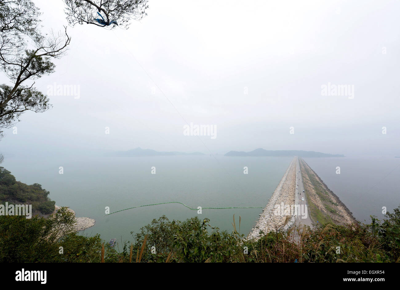 Hong Kong. 3. März 2015. Foto aufgenommen am 3. März 2015 zeigt das Plover Cove Reservoir in Hongkong, Südchina. Plover Cove Reservoir, befindet sich innerhalb der Plover Cove Country Park ist der größte Stausee in Hongkong in Bezug auf Fläche und die zweitgrößte in Bezug auf Volumen. Es war das erste in der Welt, einen See aus einem Arm des Ozeans zu konstruieren. © Qin Qing/Xinhua/Alamy Live-Nachrichten Stockfoto