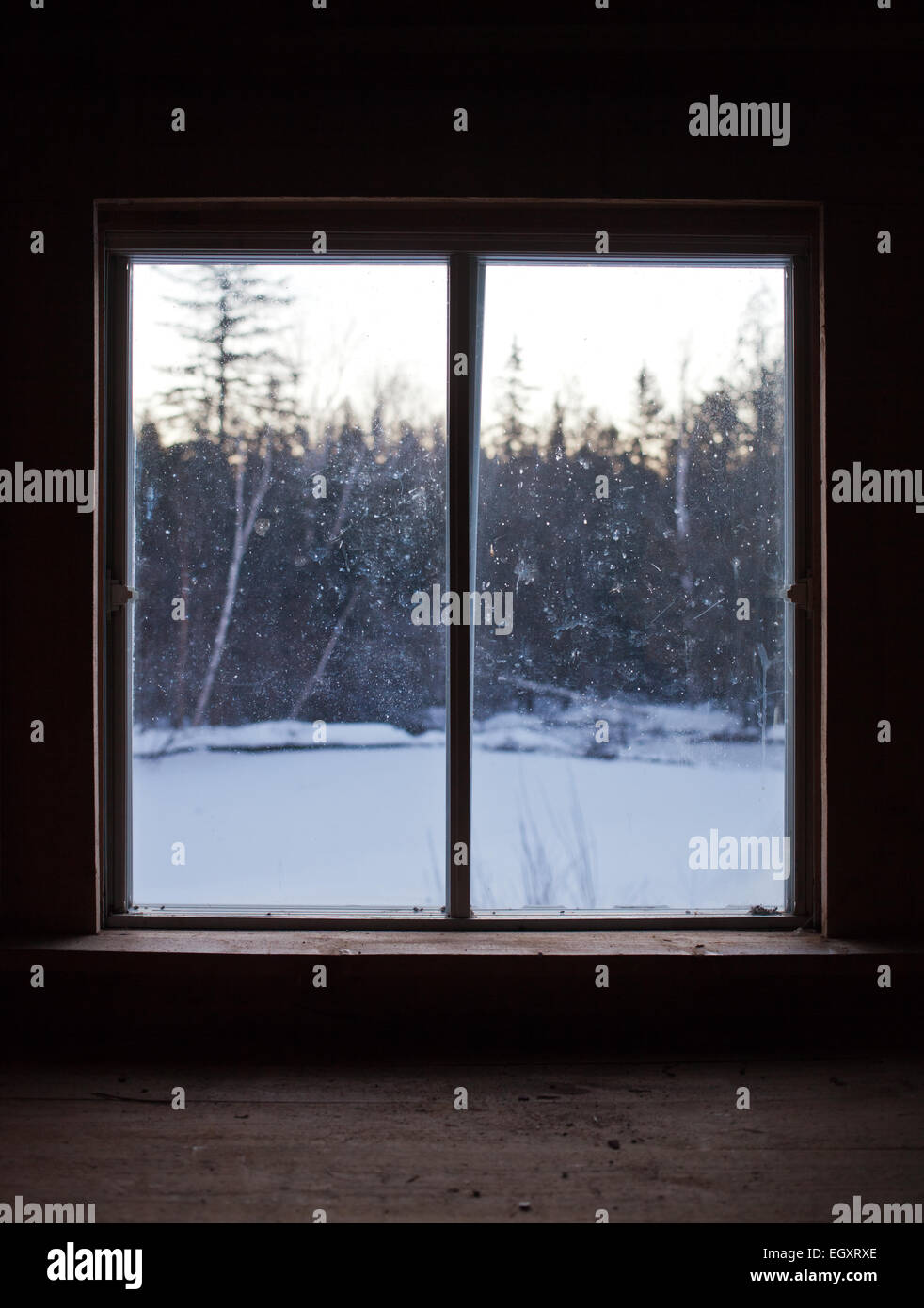 Ruhige Szene der Natur im Winter durch die Fensterscheibe einer Bude an einem kalten Morgen Stockfoto