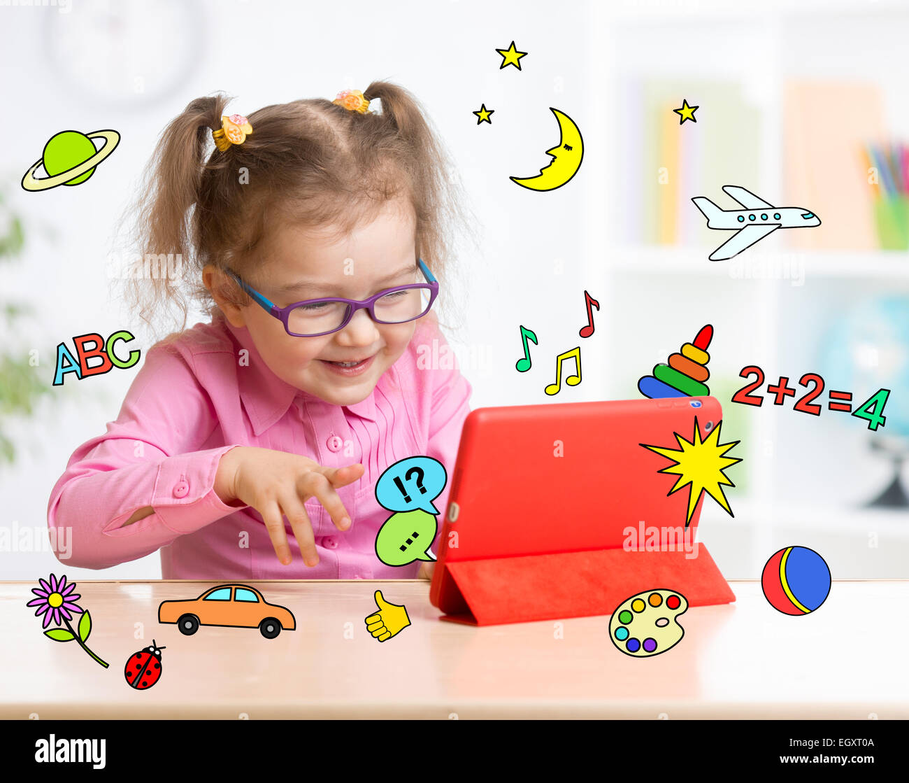 Kind mit Tablet-PC in Gläsern. Frühkindliche Bildung. Stockfoto