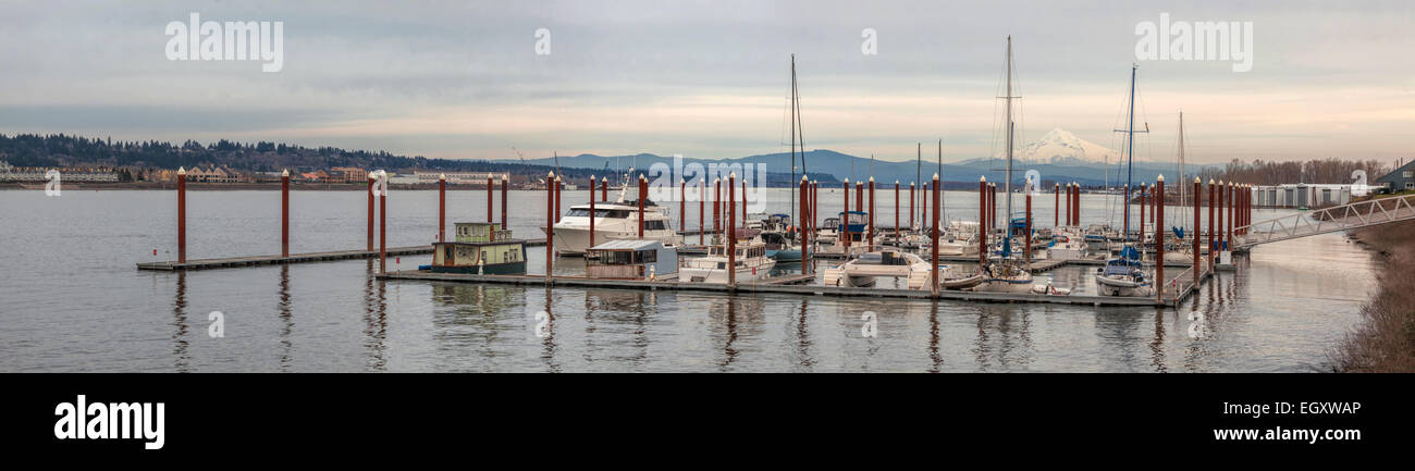 Marina am Columbia River mit Blick auf Mount Hood und Waterfront Eigentumswohnungen Panorama Stockfoto