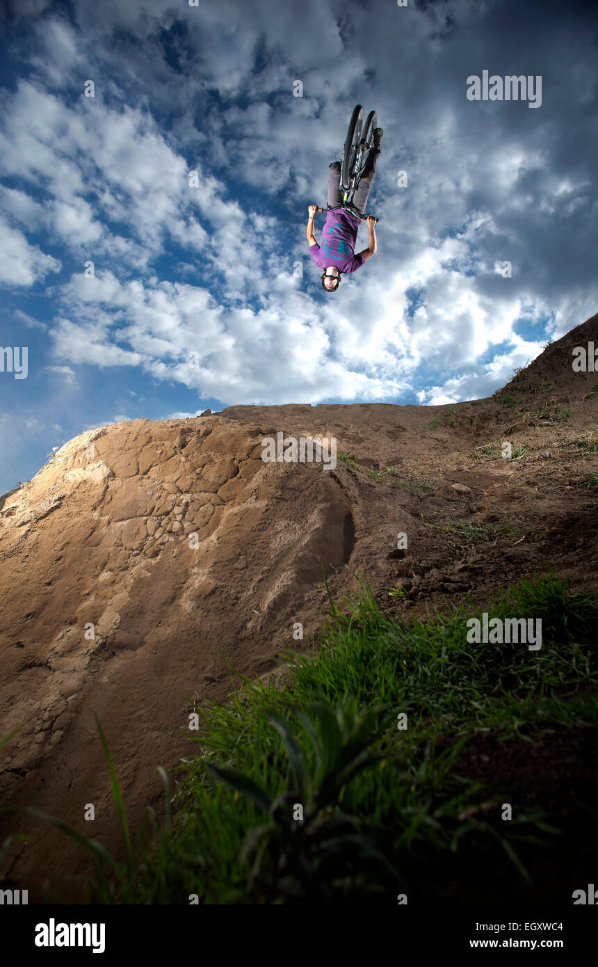 Ein junger Mann führt Dirtjumps in der Nähe von Toluca, Mexiko Stockfoto