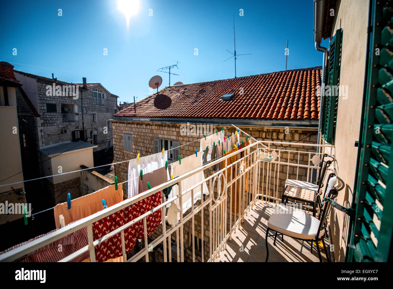 Trocknen von Kleidung auf dem Balkon im alten Stadt in Kroatien Stockfoto