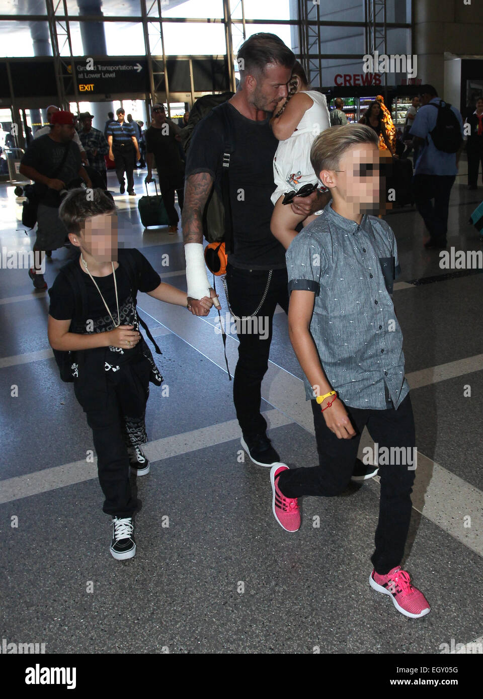 David Beckham kommt am Flughafen Los Angeles International (LAX) mit seinen Kindern Featuring: David Beckham, Harper Beckham, Cruz Beckham, Romeo Beckham wo: Los Angeles, California, Vereinigte Staaten von Amerika bei: 29. August 2014 Stockfoto