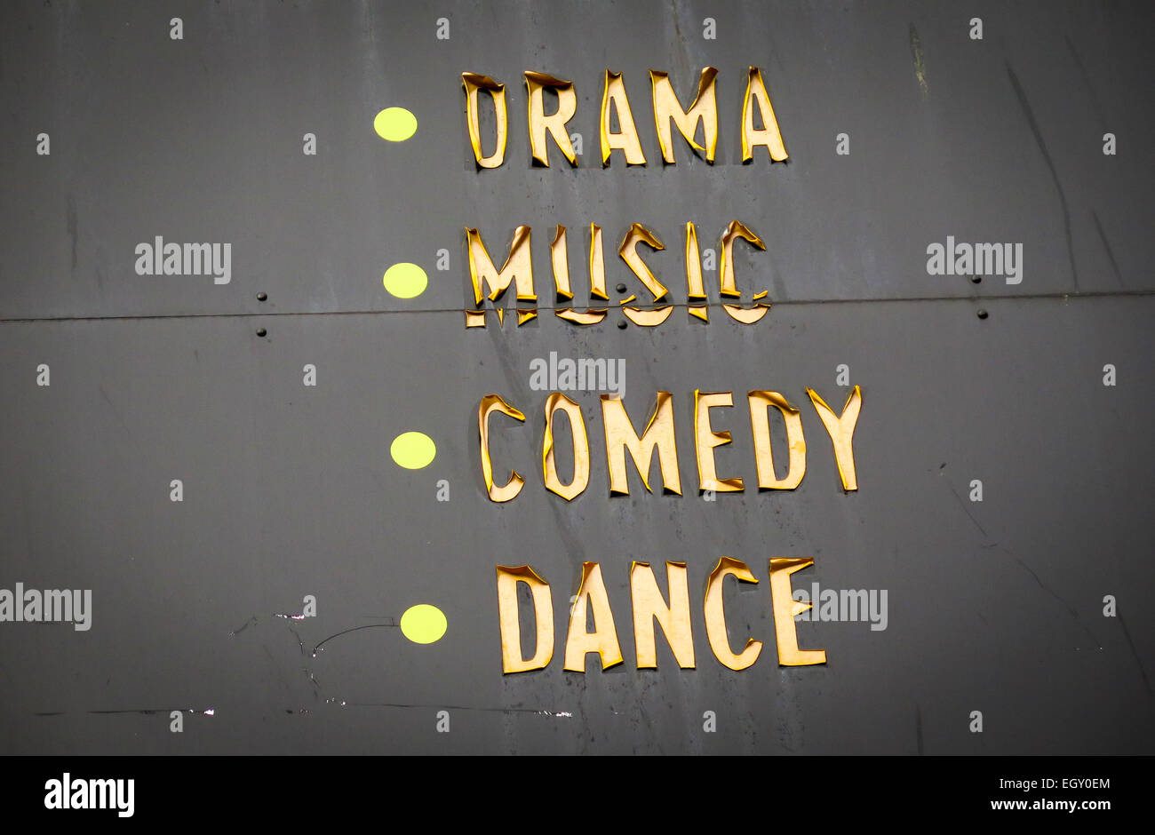 Verblasste verwitterte Zeichen für Drama-Musik-Comedy-Tanz Stockfoto