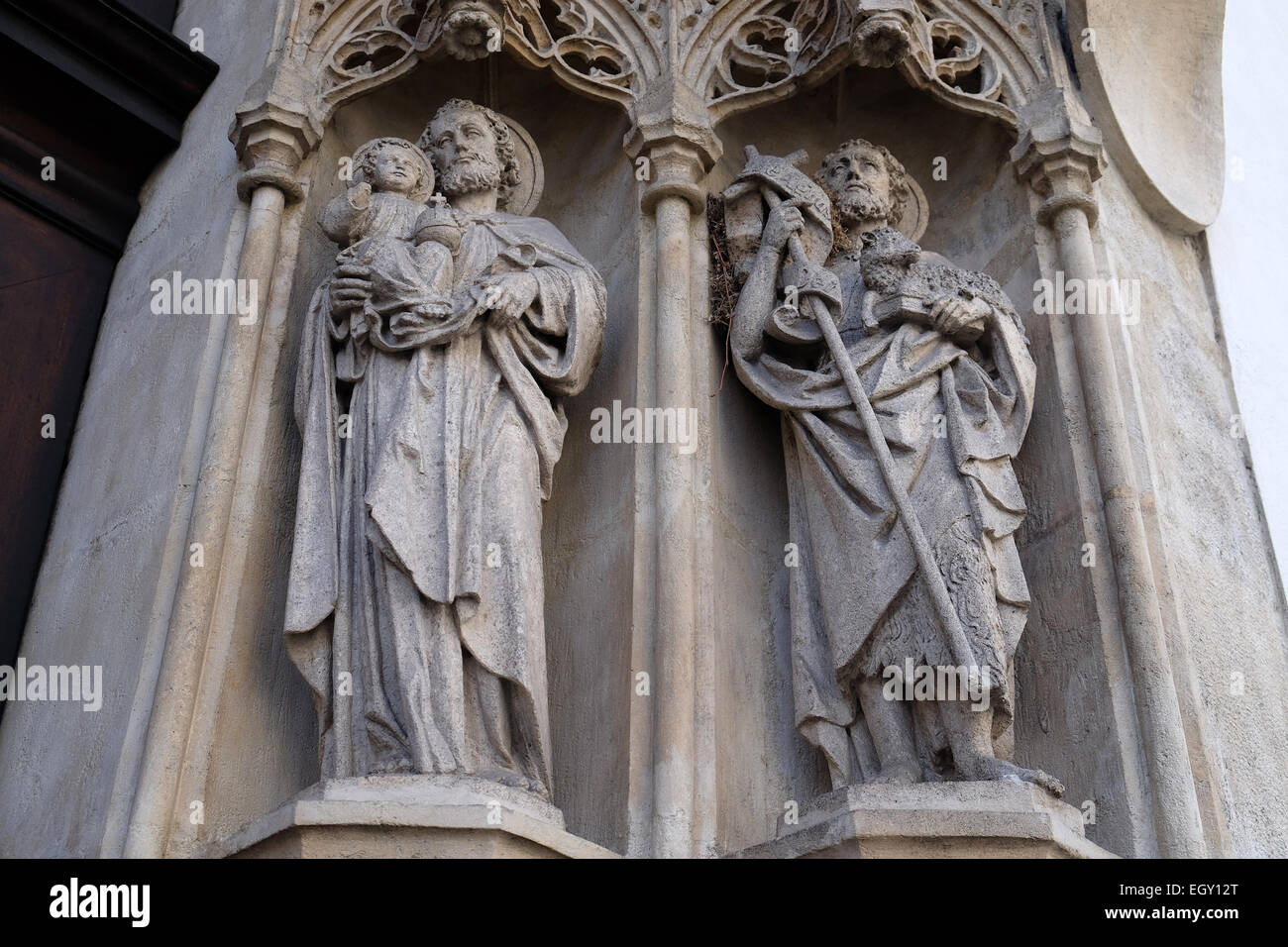 St. Joseph Holding Baby Jesus und Johannes der Täufer auf dem Portal der Grazer Dom gewidmet Saint Giles in Graz, Steiermark, Stockfoto