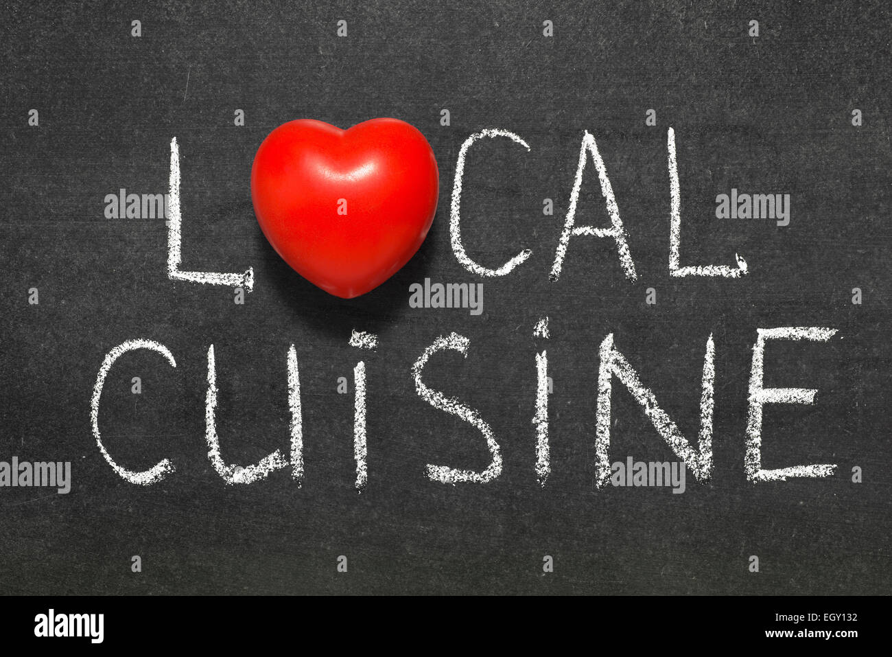 lokale Küche Ausdruck handschriftlich auf Tafel mit Herzsymbol statt O Stockfoto