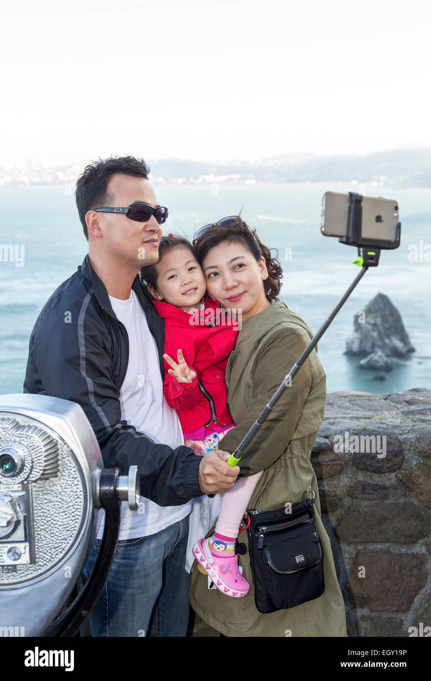Touristen, Familien, unter Selfie, Selfie Foto, Selfie stick, Vista Point, nördlich der Golden Gate Bridge, Stadt Sausalito, Sausalito, Kalifornien Stockfoto