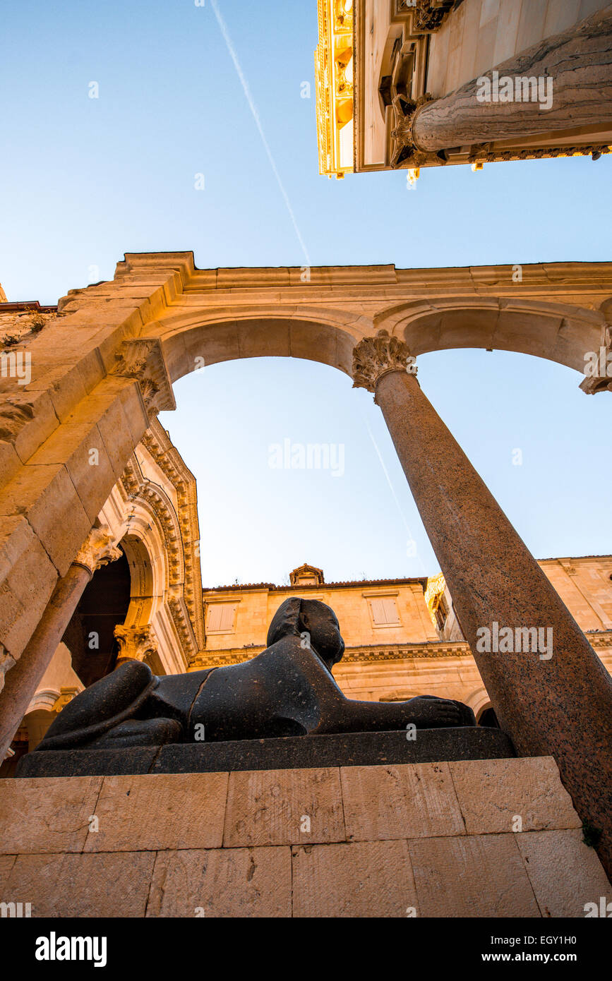 Sphinx in der Nähe der Kathedrale in der Stadt Split in Kroatien Stockfoto