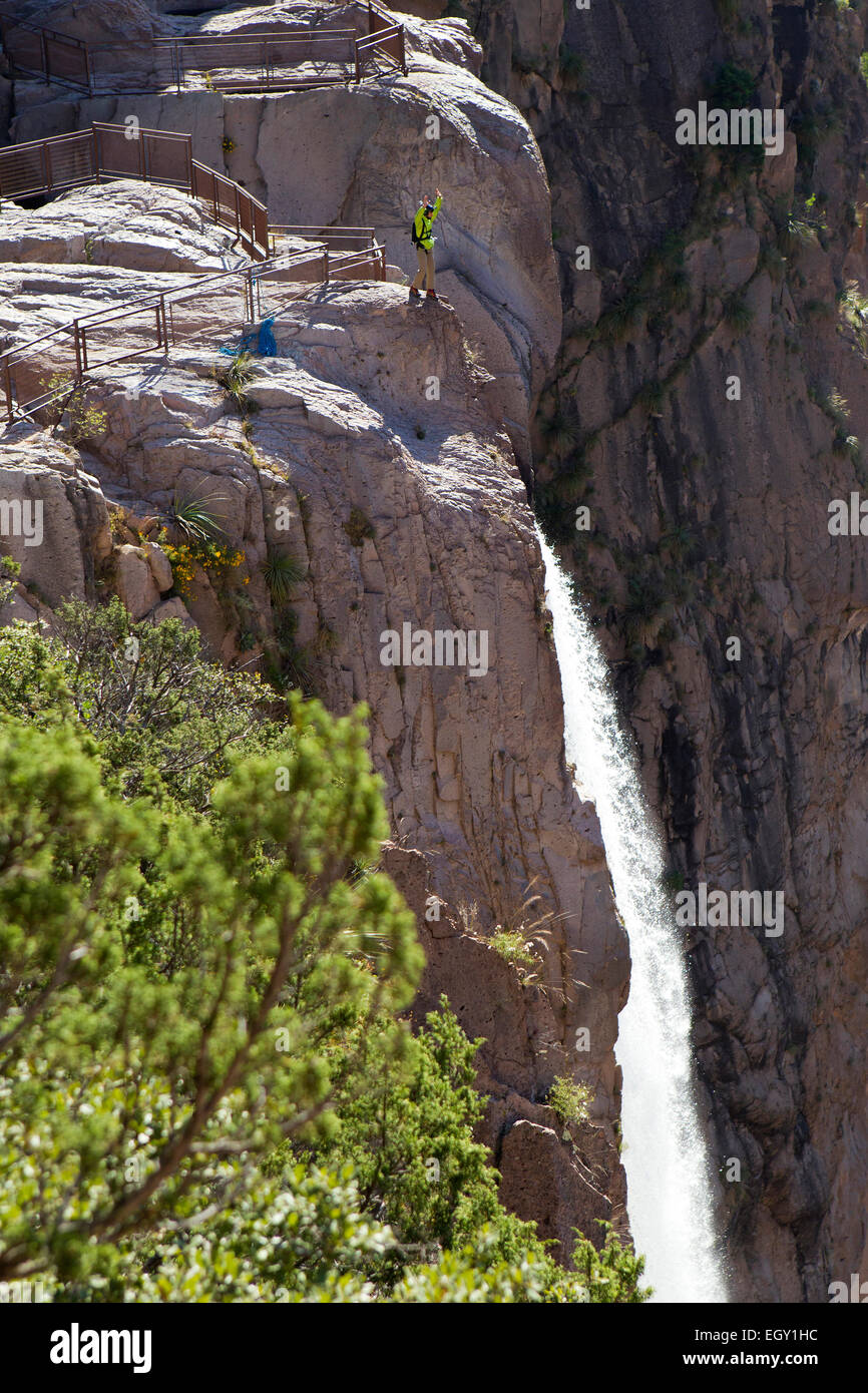 Ein Basejumper bereitet Basaseachic Wasserfälle in Chihuahua zu springen Stockfoto