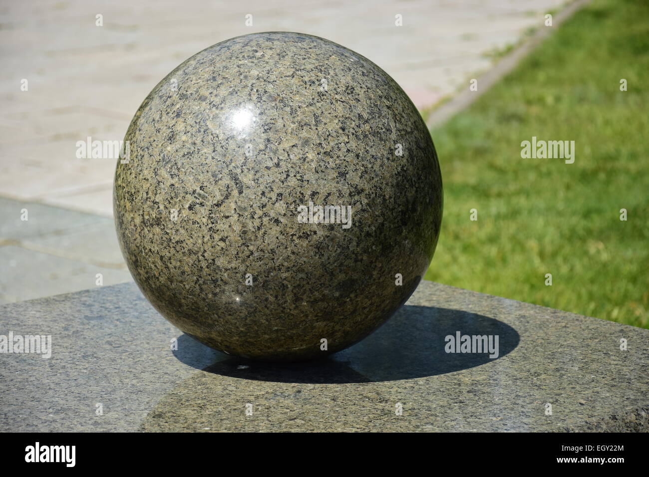 Eine Granit-Kugel als Straße Dekoration Stockfoto