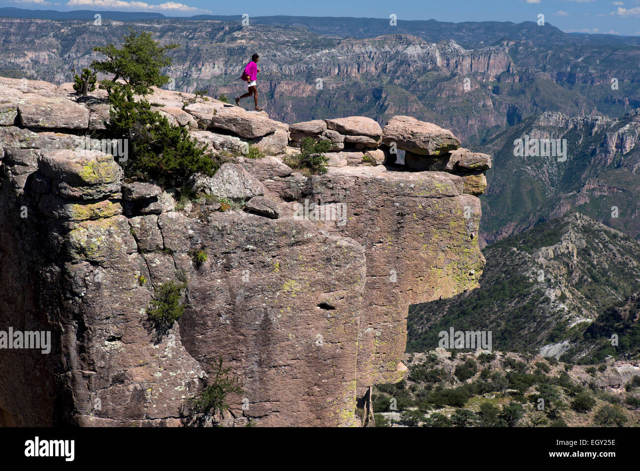 Ein Welt Klasse Raramuri Läufer posiert für ein Foto im Cooper Canyon, Chihuahua Stockfoto