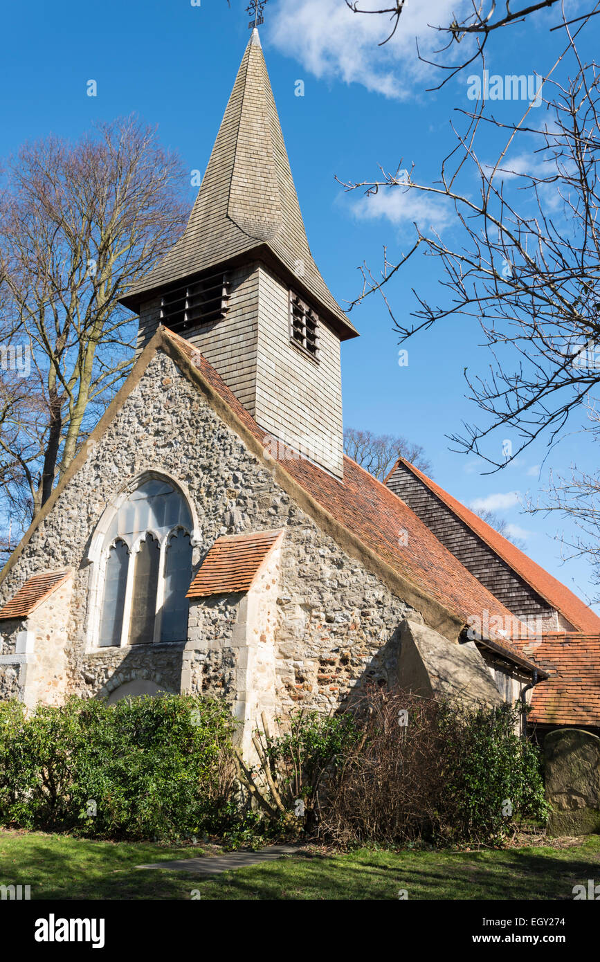 Das Westende der Kirche des Heiligen Petrus auf einem Hügel in Thundersley, Essex.  Der Glockenturm wurde nach 1588 hinzugefügt. Stockfoto