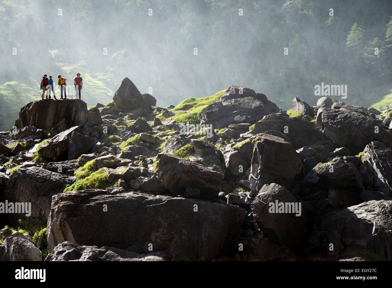 Eine Gruppe von Bergsteigern, die Vorbereitungen zu beginnen ihren Tag in Basaseachic Wasserfällen, Chihuahua Stockfoto