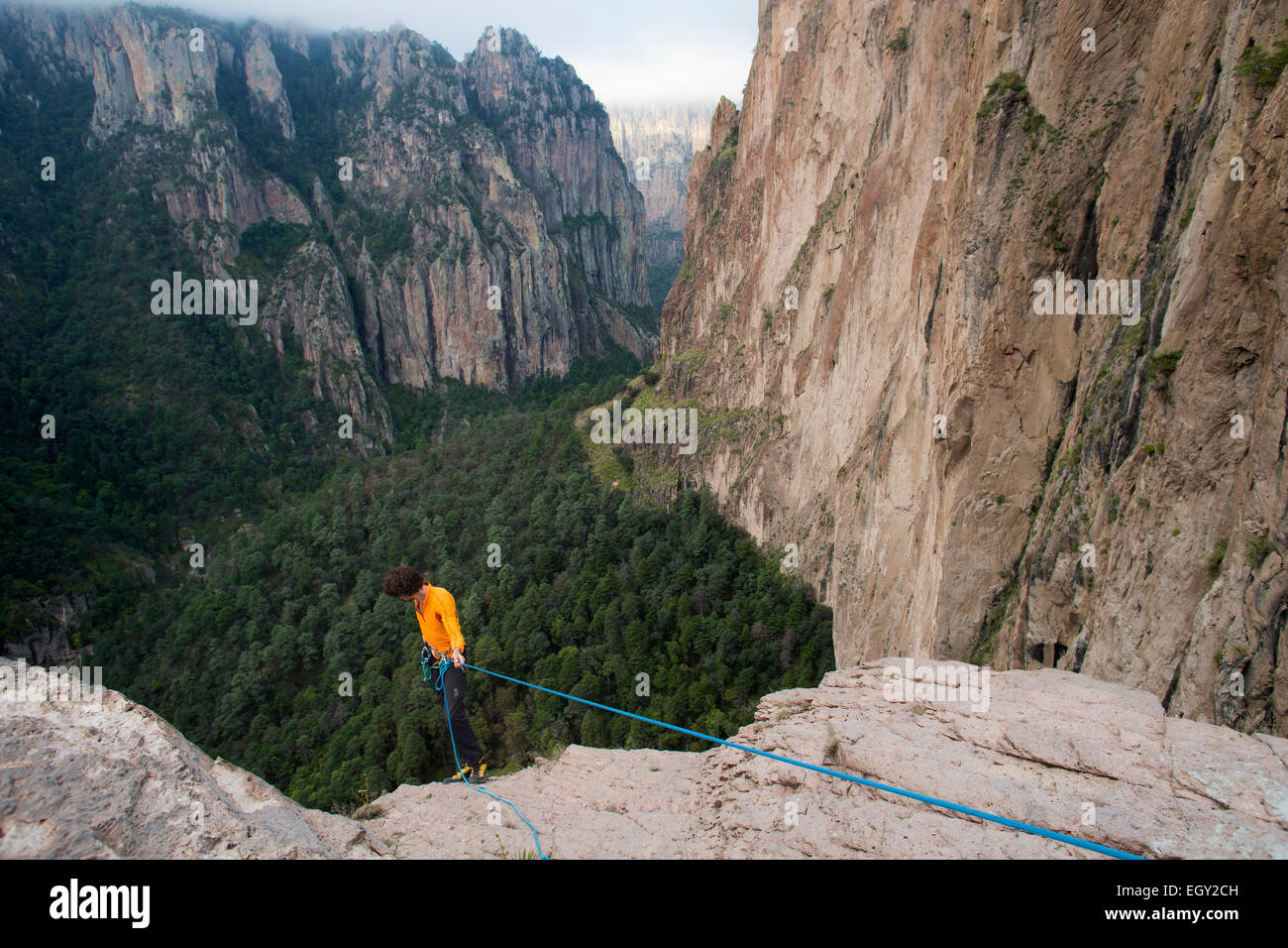 Ein Bergsteiger checkt das Panorama in Basaseachic Wasserfälle in Chihuahua Stockfoto