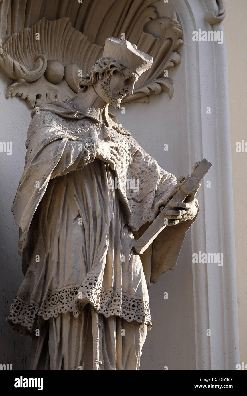 Heiligen Johannes von Nepomuk an der Fassade der Pfarrkirche des Heiligenblut in Graz, Steiermark, Österreich am 10. Januar 2015. Stockfoto