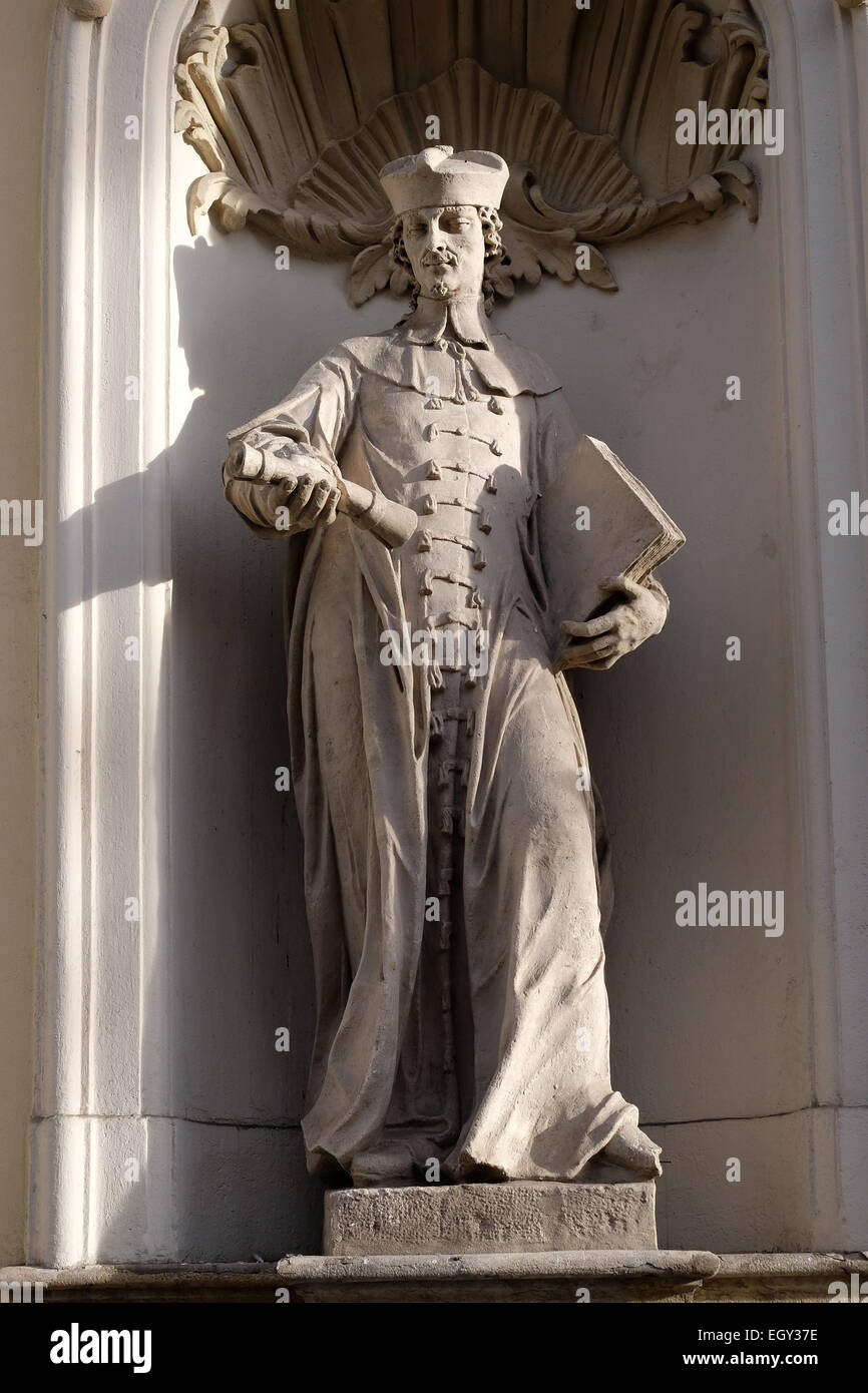 Saint John Sarkanders auf dem Portal der Pfarrkirche des Heiligenblut in Graz, Steiermark, Österreich am 10. Januar 2015. Stockfoto
