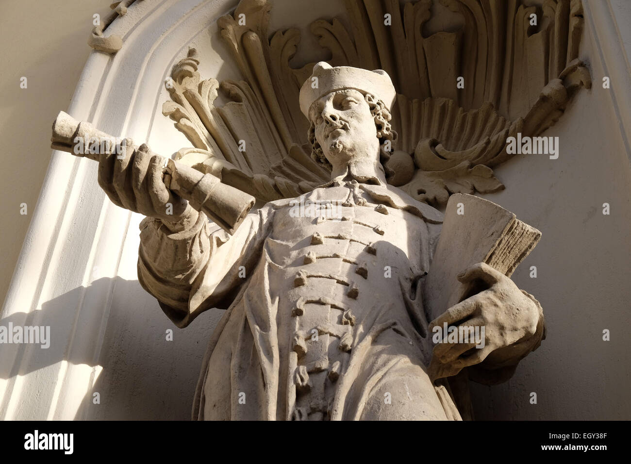 Saint John Sarkanders auf dem Portal der Pfarrkirche des Heiligenblut in Graz, Steiermark, Österreich am 10. Januar 2015. Stockfoto