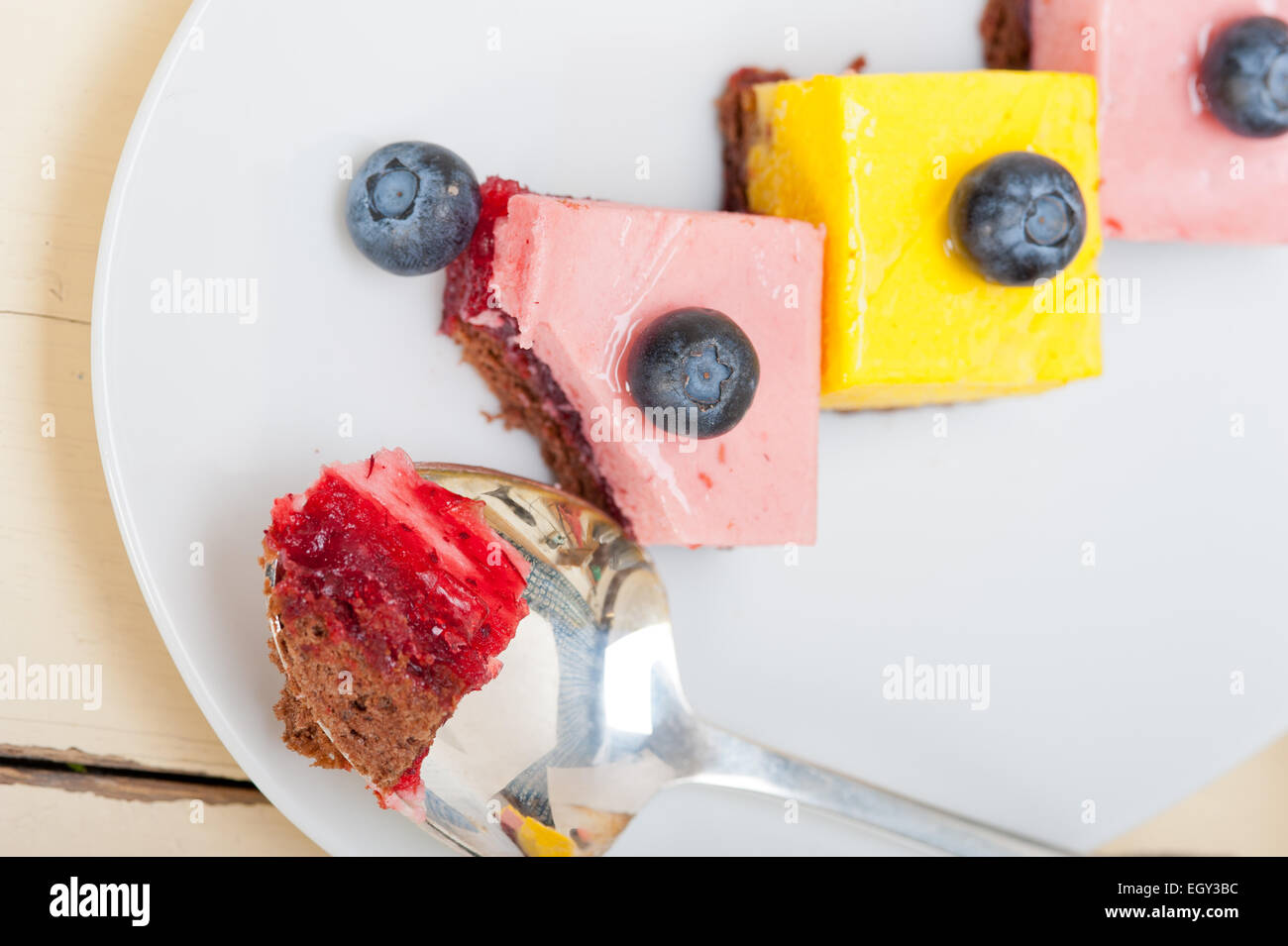 frische Erdbeeren und Mango-Mousse-Dessert-Torte mit Heidelbeeren Stockfoto