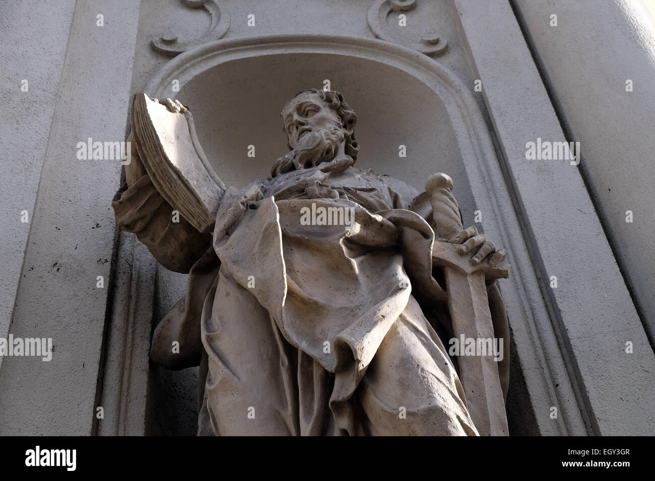 Saint Paul der Apostel an der Fassade der Pfarrkirche des Heiligen Blutes in Graz, Steiermark, Österreich am 10. Januar 2015. Stockfoto
