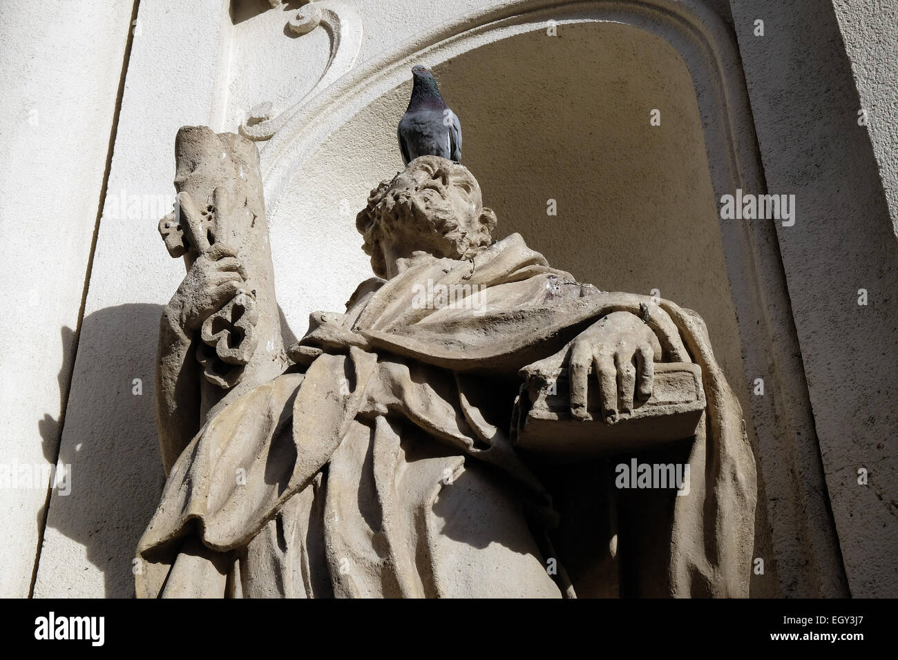 Saint Peter der Apostel an der Fassade der Pfarrkirche des Heiligen Blutes in Graz, Steiermark, Österreich am 10. Januar 2015. Stockfoto