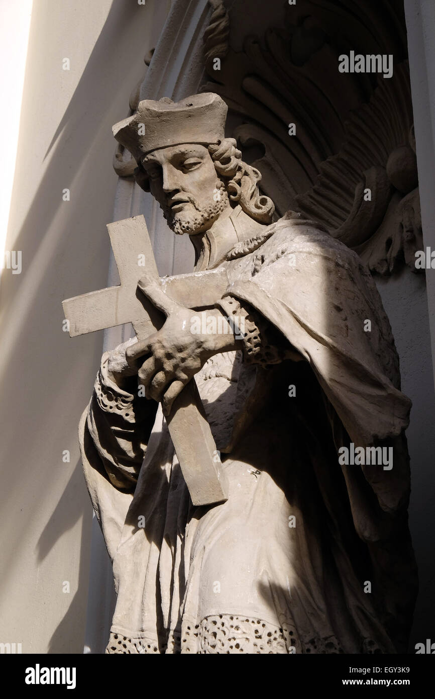 Heiligen Johannes von Nepomuk an der Fassade der Pfarrkirche des Heiligenblut in Graz, Steiermark, Österreich am 10. Januar 2015. Stockfoto